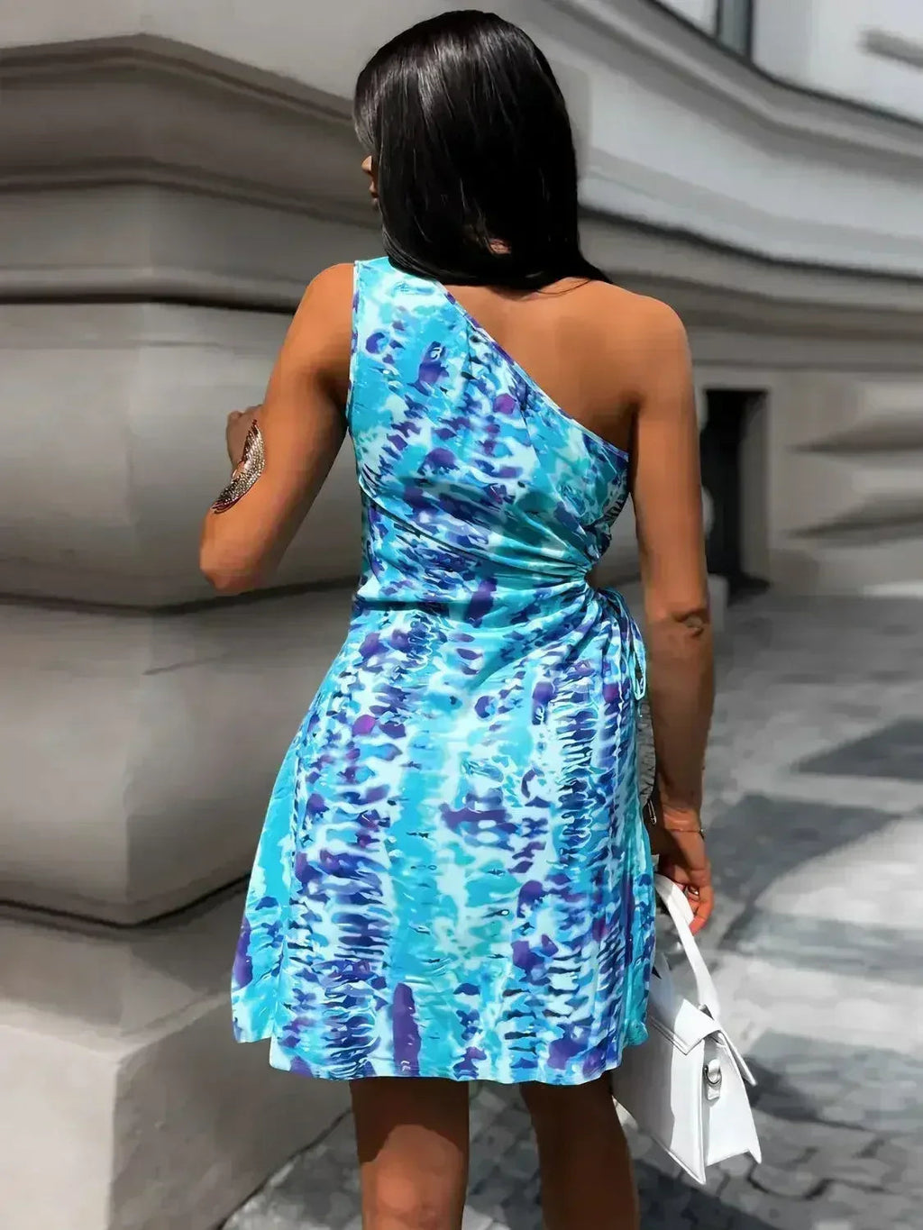 Robe courte sans manches imprimée et découpée