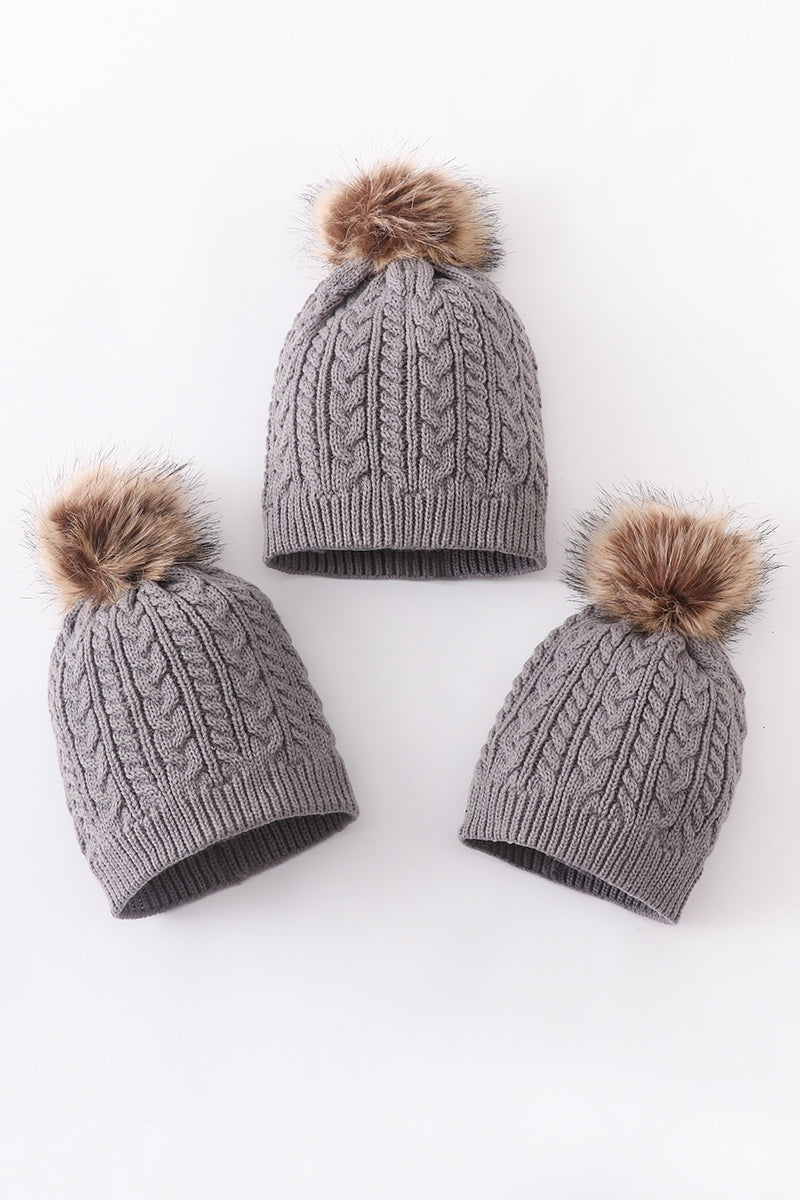 Bonnet tricoté en maille torsadée grise avec pompon bébé, enfant, adulte