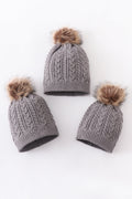 Bonnet tricoté en maille torsadée grise avec pompon bébé, enfant, adulte