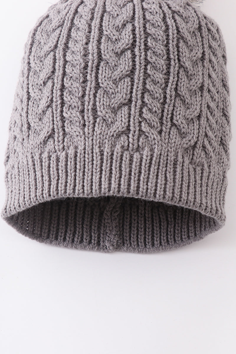 Bonnet tricoté en maille torsadée grise avec pompon bébé, enfant, adulte