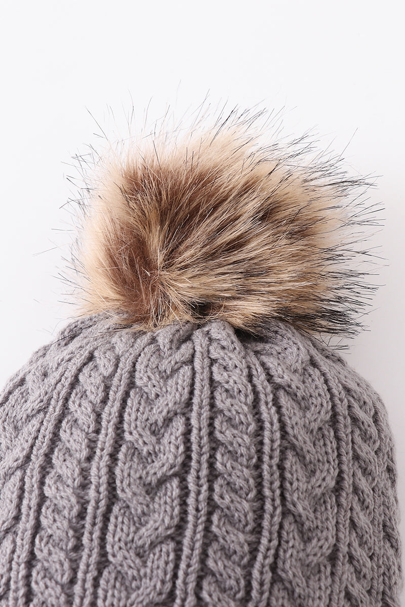 Bonnet tricoté en maille torsadée grise avec pompon bébé, enfant, adulte