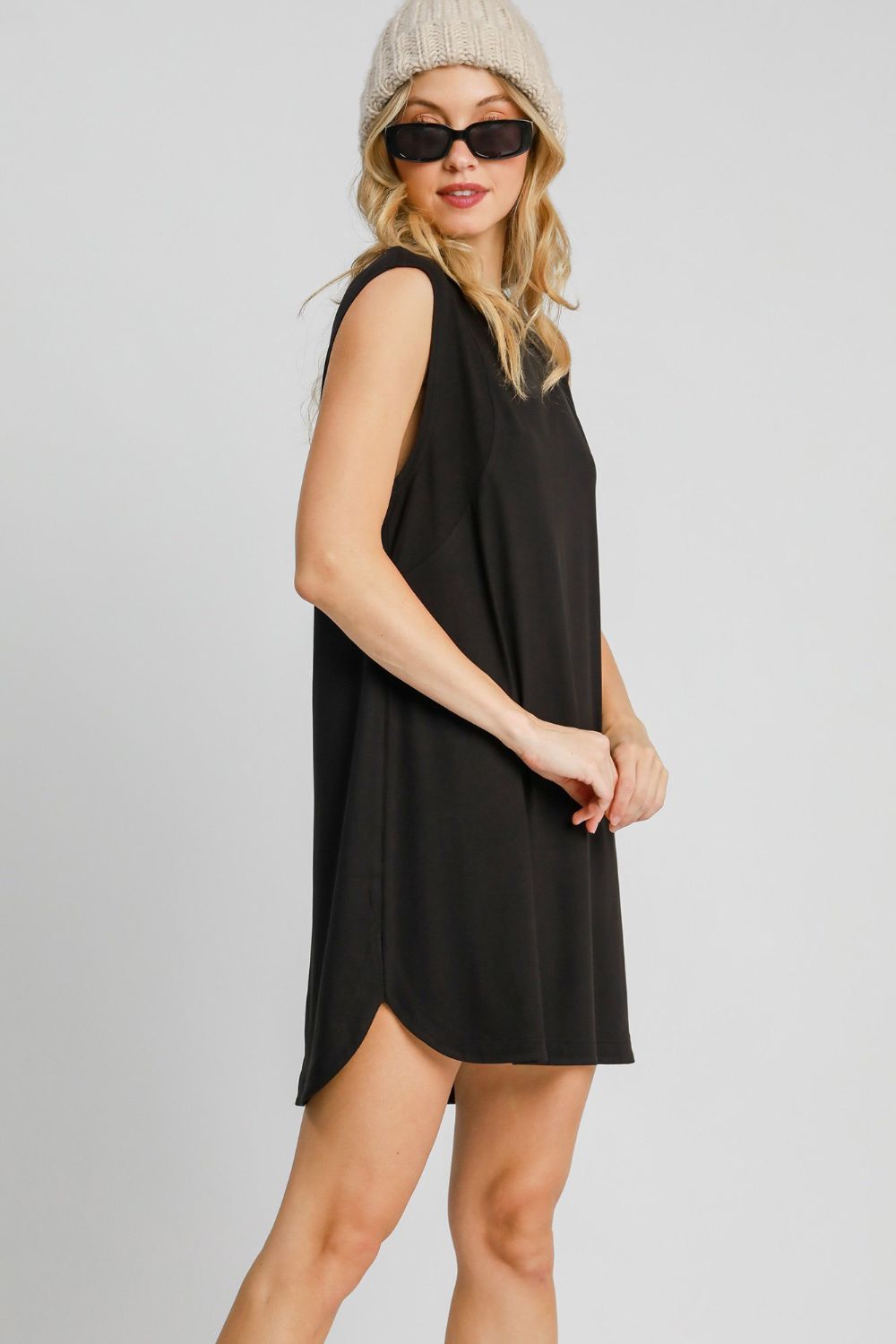 Mini-robe sans manches à col rond et ourlet asymétrique – Robe asymétrique tendance, Mini-robe sans manches, Robe à ourlet incurvé, Robe à col rond flatteuse, Robe asymétrique chic