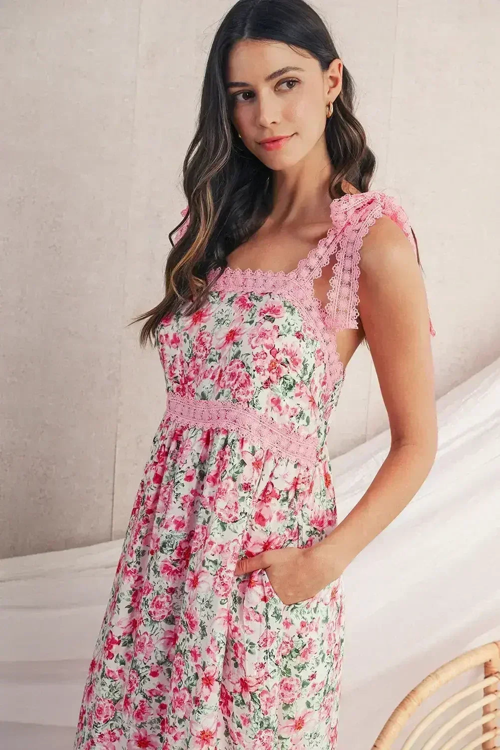 Robe longue vert floral en dentelle à fines bretelles et taille empire