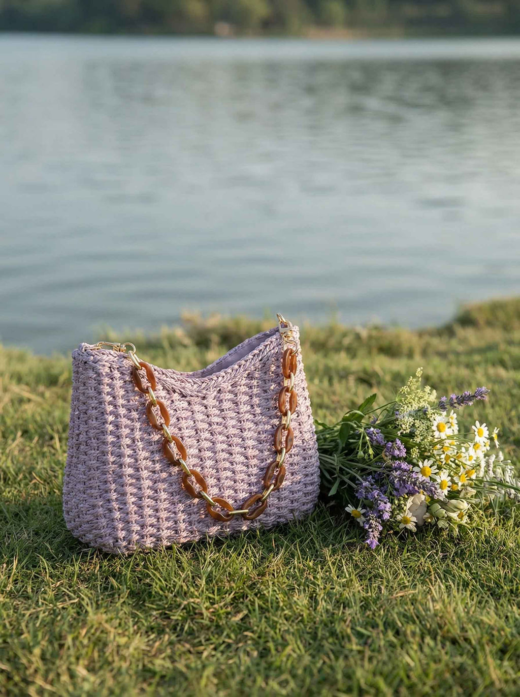 Sac bandoulière coloré en paille tressée