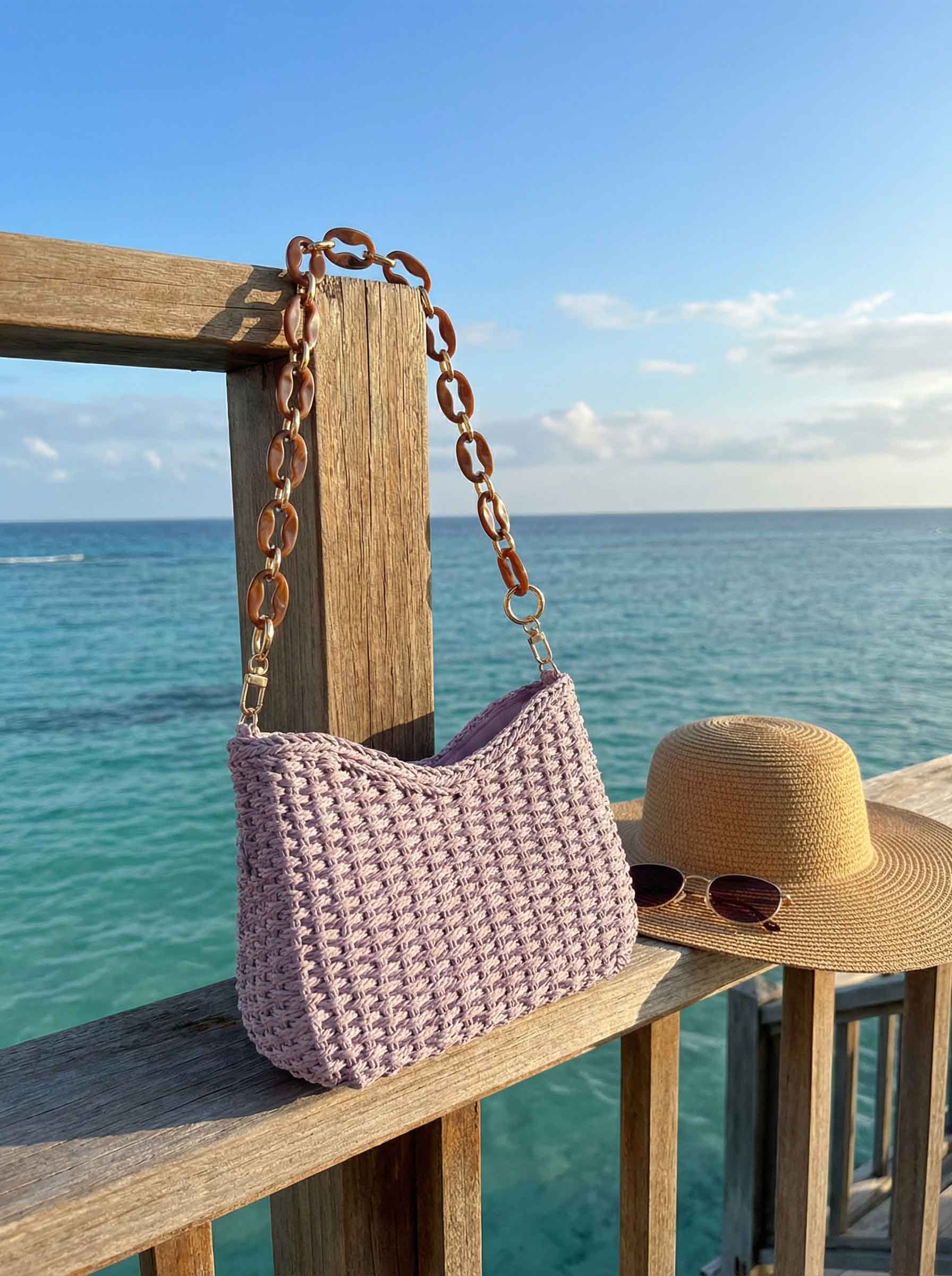 Sac bandoulière coloré en paille tressée
