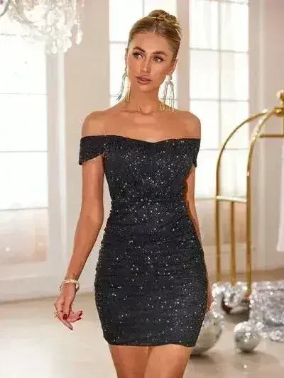 Mini-robe ruchée pailletée à épaules dénudées