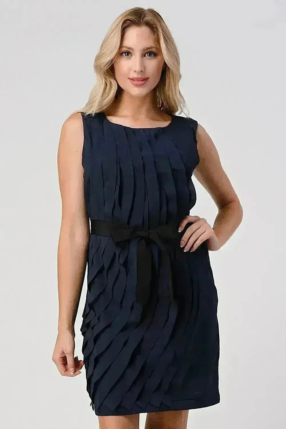 Robe droite plissée sans manches avec lien à la taille - Femstylo