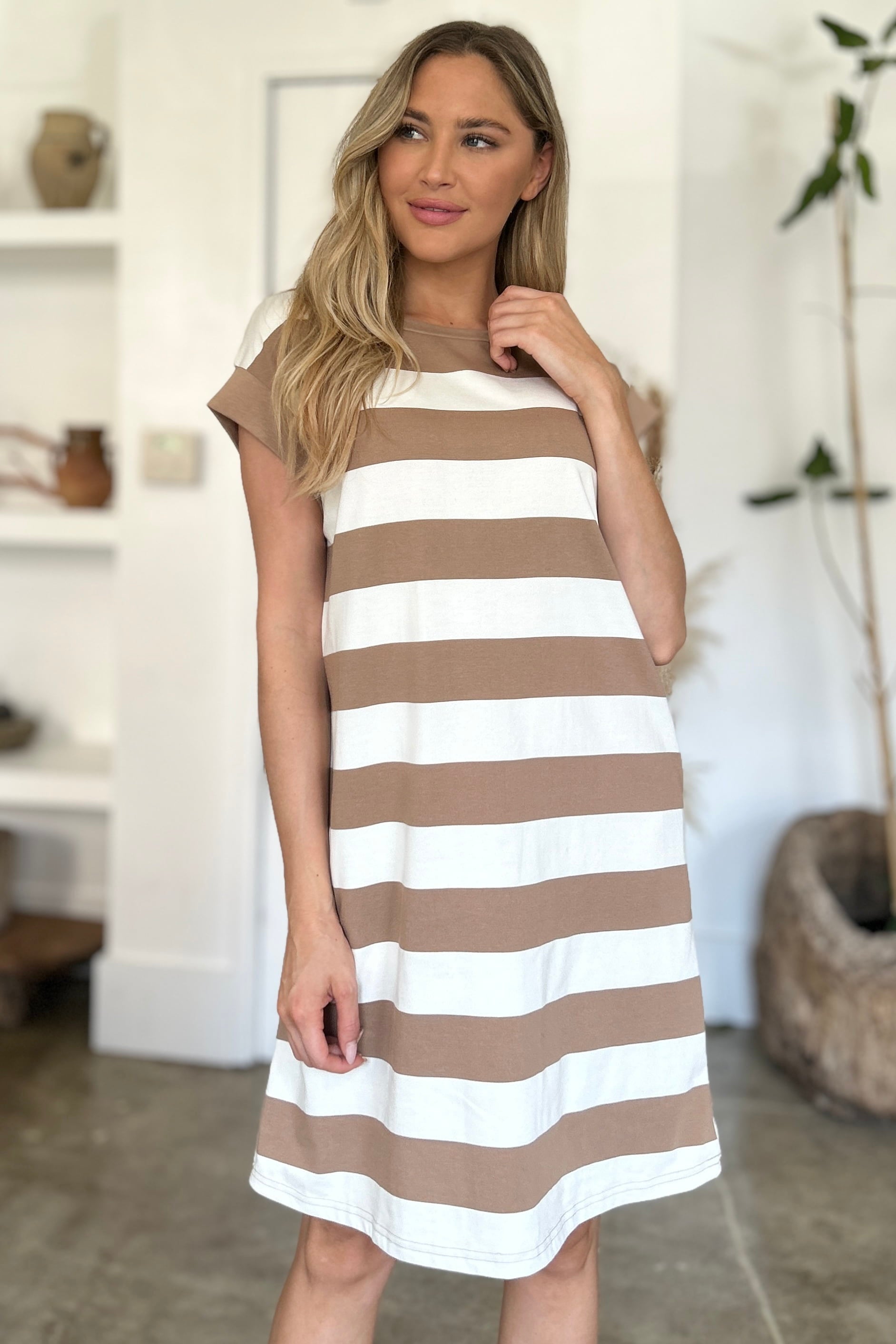 Robe mini rayée à col rond et manches courtes pour femme – Robe mini rayée, Robe à col rond taille standard, Robe à manches courtes confortable, Robe rayée chic, Robe mini flatteuse, Robe décontractée de tous les jours, Robe rayée polyvalente