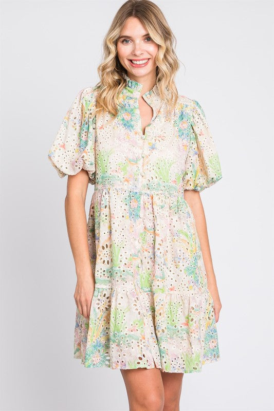 Robe d'été courte en broderie anglaise à manches bouffantes – Robe courte en broderie anglaise fleurie à manches bouffantes, aérienne, féminine et espiègle