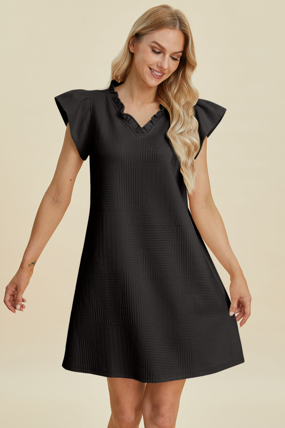 Robe à volants en V à manches courtes grande taille Double Take – Robe à col en V à volants, Robe à manches courtes, Robe élégante à volants, Robe flatteuse à col en V, Robe grande taille élégante, Robe confortable à volants, Robe chic à manches courtes