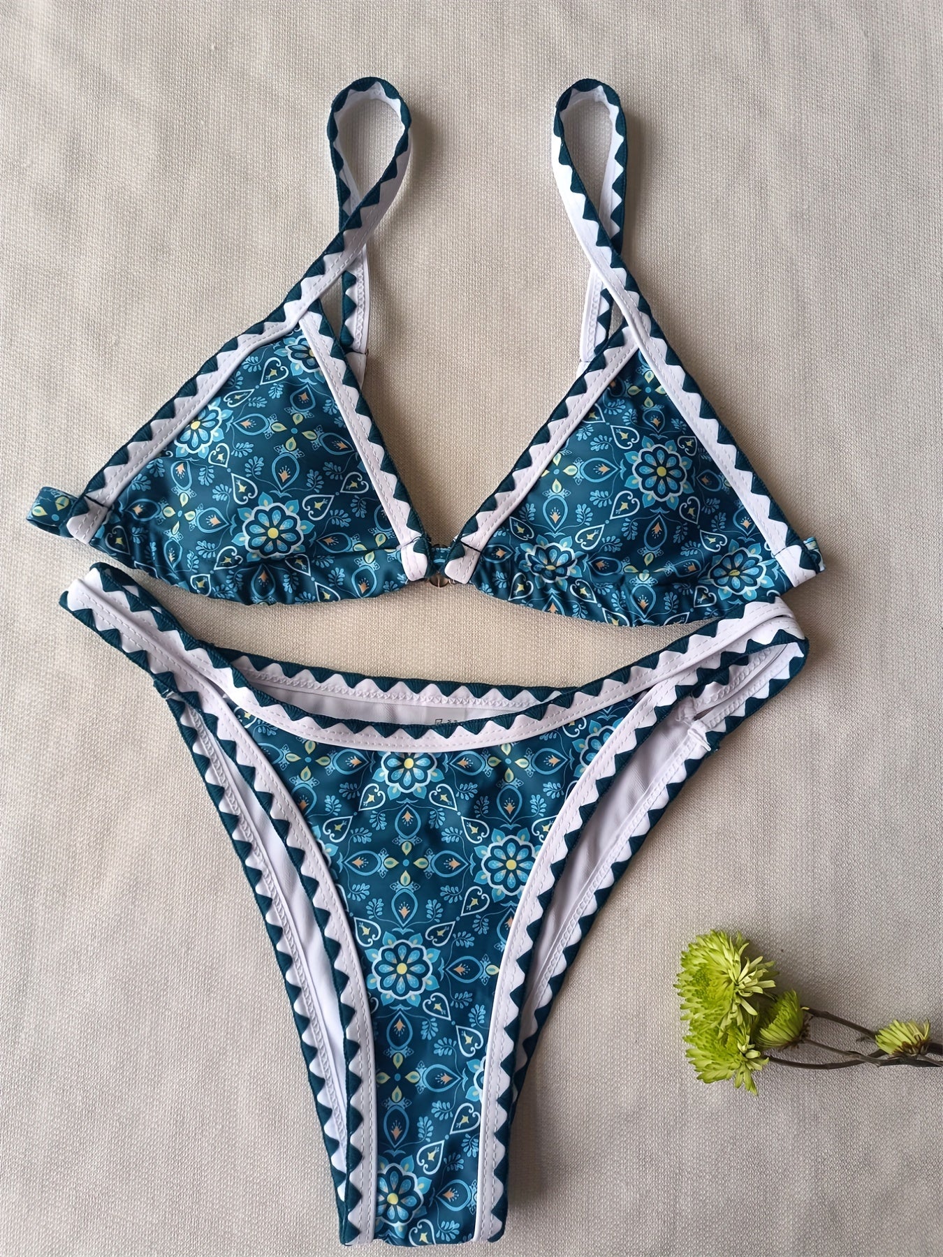 Nouvel Ensemble Bikini Taille Haute Blossom Charm pour l'été – Maillot de Bain Bustier à Imprimé Floral avec Élégant Haut Triangulaire Brodé et Découpé, Bords Contrastants et Boucle au Dos – Vêtements de Plage 2 Pièces pour Femme