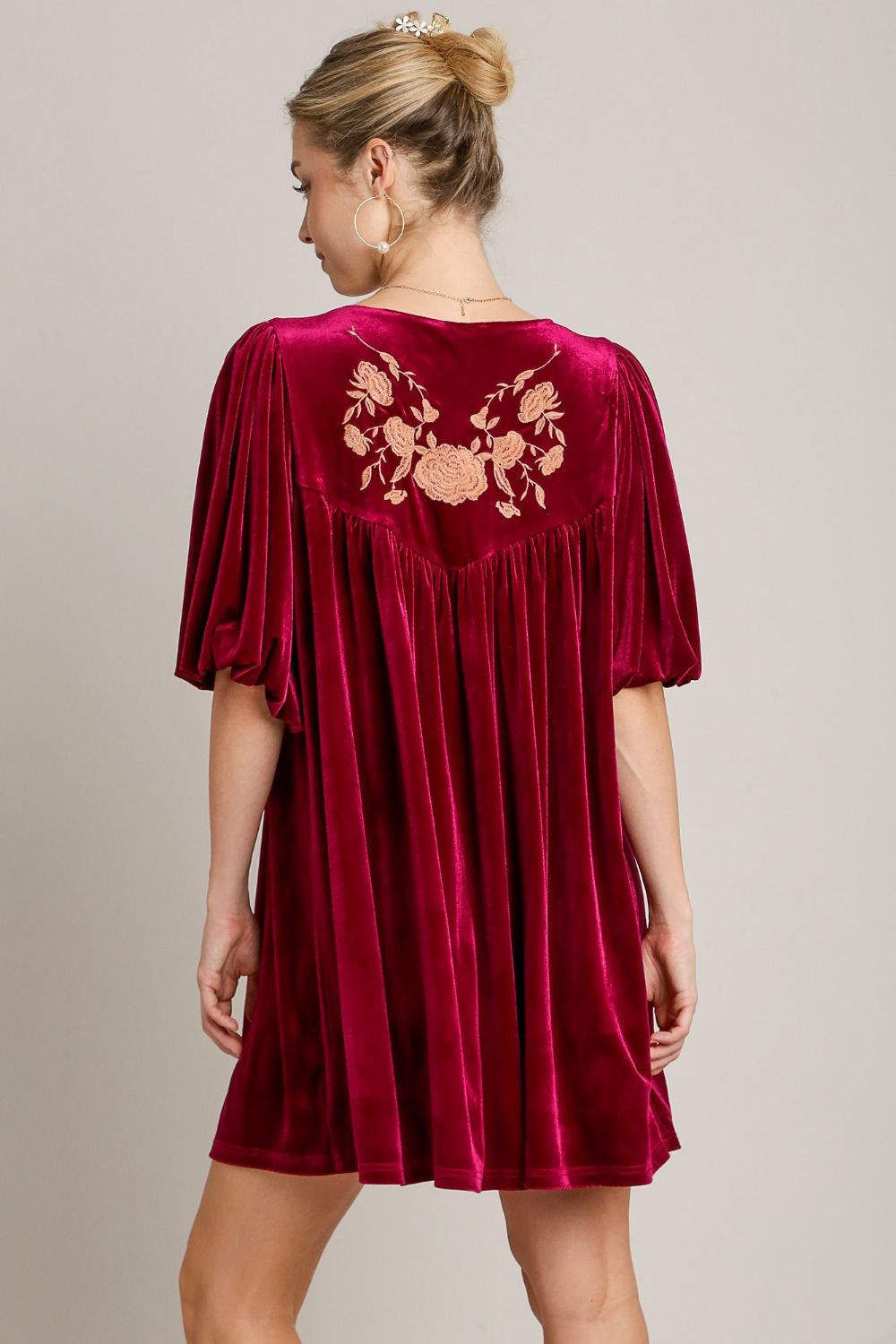 Robe courte en velours brodé à manches courtes et pampilles pour femme – Robe luxueuse en velours, robe courte brodée à pampilles, robe de soirée élégante