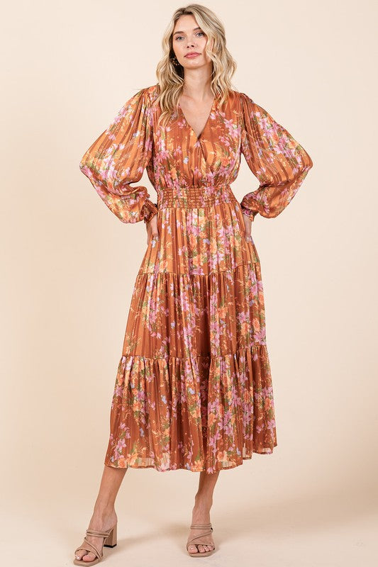 Robe longue d'été smockée à rayures lurex en satin imprimé floral – Robe longue élégante, Robe en satin lurex, Robe florale, Robe à taille smockée, Robe longue romantique, Robe de cérémonie