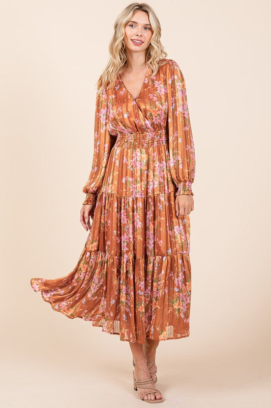 Robe longue d'été smockée à rayures lurex en satin imprimé floral – Robe longue élégante, Robe en satin lurex, Robe florale, Robe à taille smockée, Robe longue romantique, Robe de cérémonie