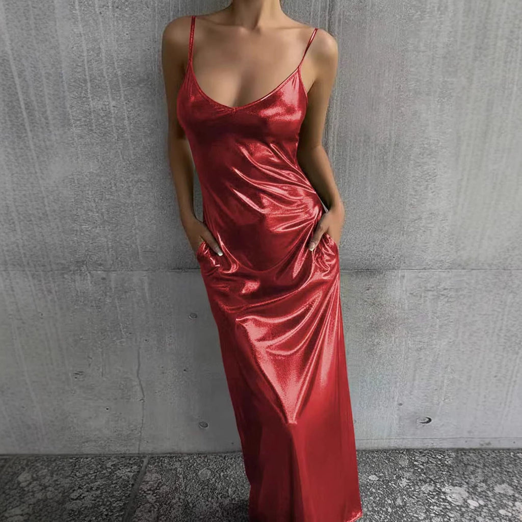 Robe longue à fines bretelles et col en U, avec poches et finition miroir texturée