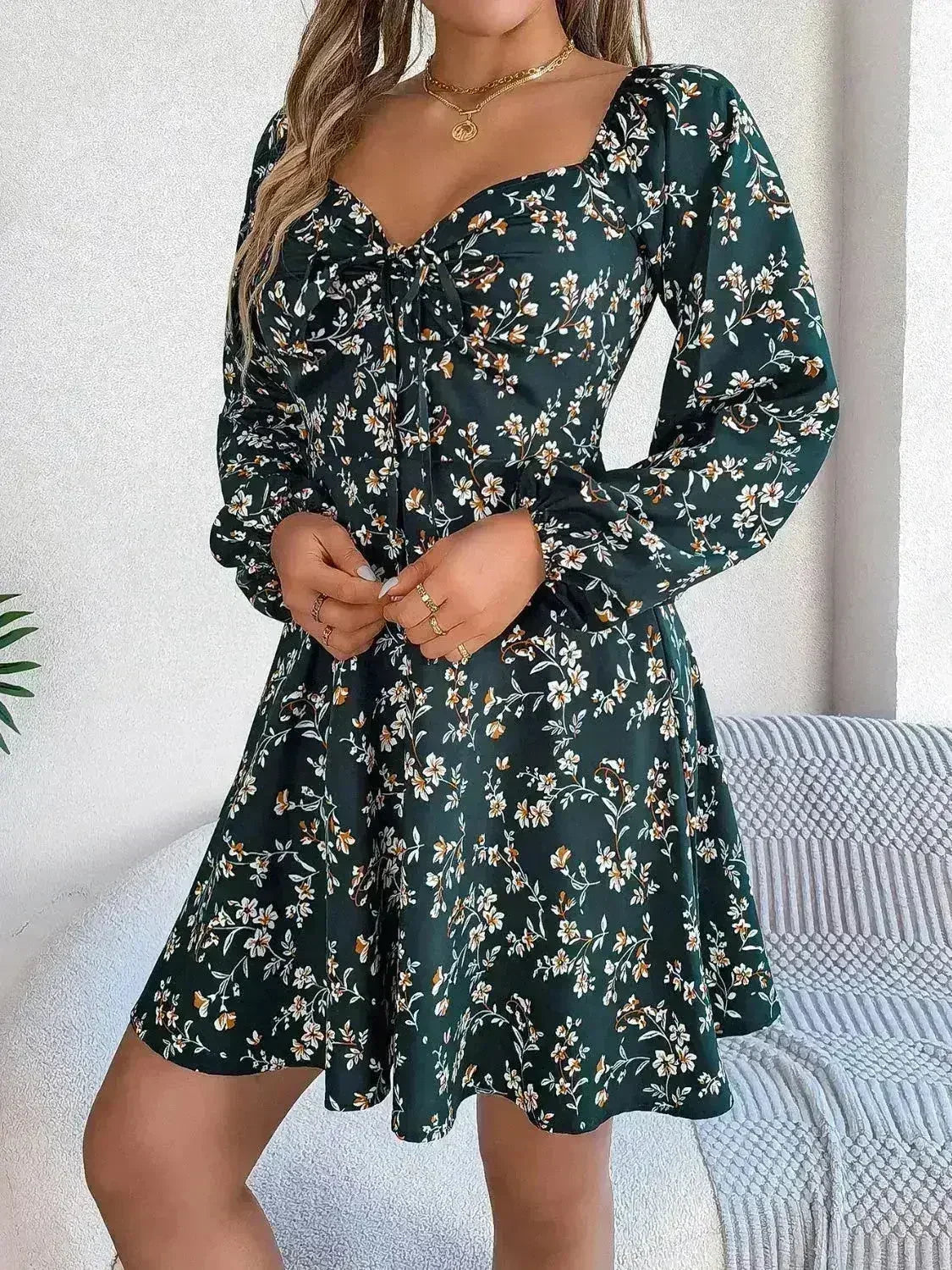Mini-robe à manches ballon et encolure cœur imprimée