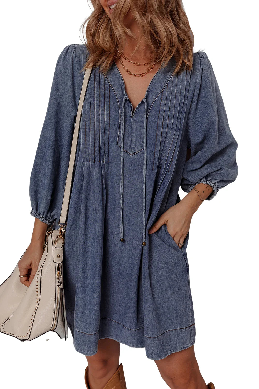 Robe courte en jean plissée à col en V et manches 3/4 bleu marine