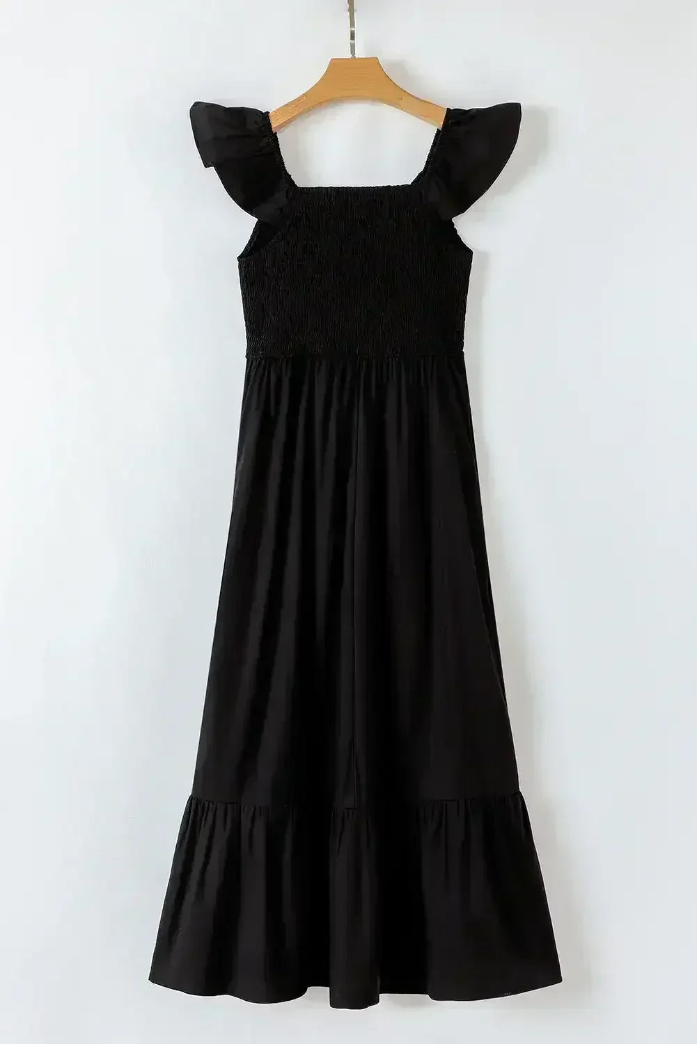 Robe longue noire à volants, col en V, taille haute et buste smocké