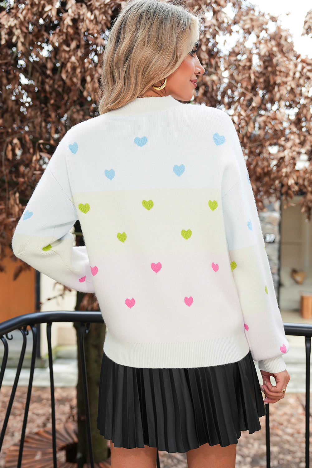 Pull à col montant color block et motif cœurs multicolores