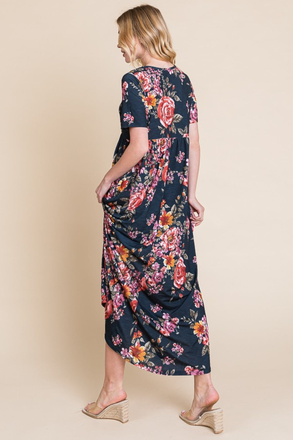 Robe longue florale à manches courtes – Robe longue élégante, Robe longue florale à manches courtes, Robe longue froncée, Robe à silhouette fluide, Robe d'été confortable, Robe flatteuse pour diverses occasions, Robe longue polyvalente