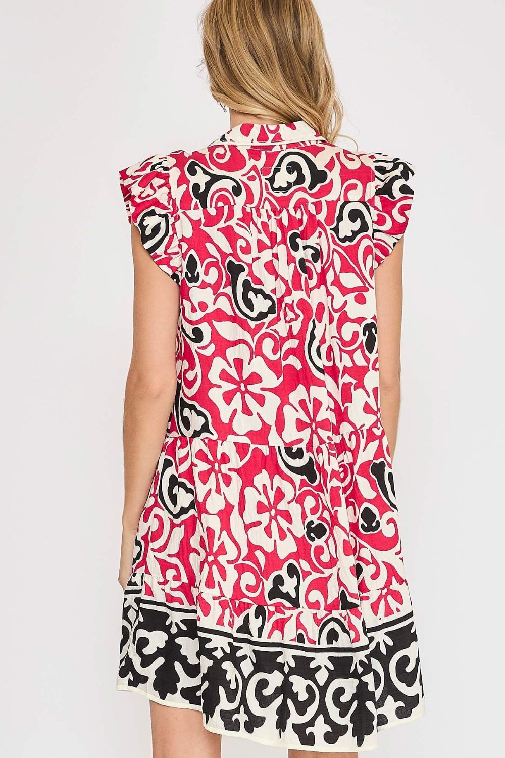 Nouvelle robe étagée à volants et manches courtes à fleurs d'été – Robe à fleurs féminine et enjouée avec manches courtes à volants