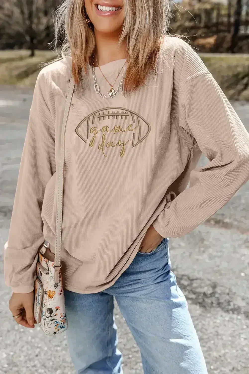Sweat-shirt graphique de football abricot – Épaules tombantes et style jour de match | Femstylo