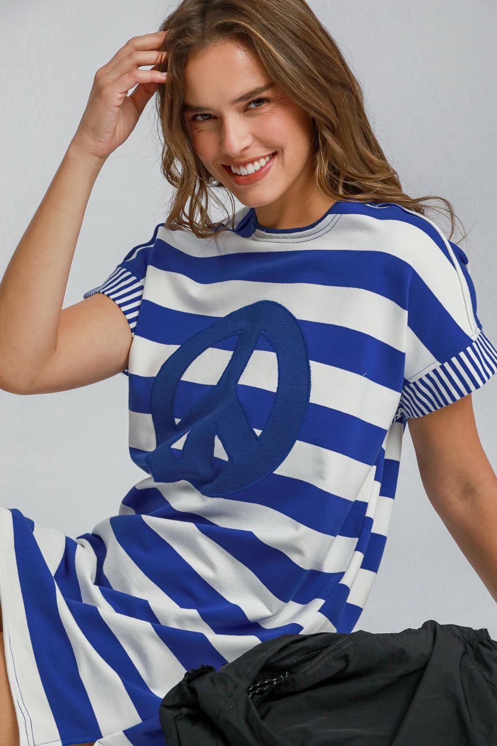 Robe courte rayée à manches courtes et application « Peace » – Détail amusant en forme de signe « Peace », motif rayé, conception asymétrique pour un look tendance et polyvalent