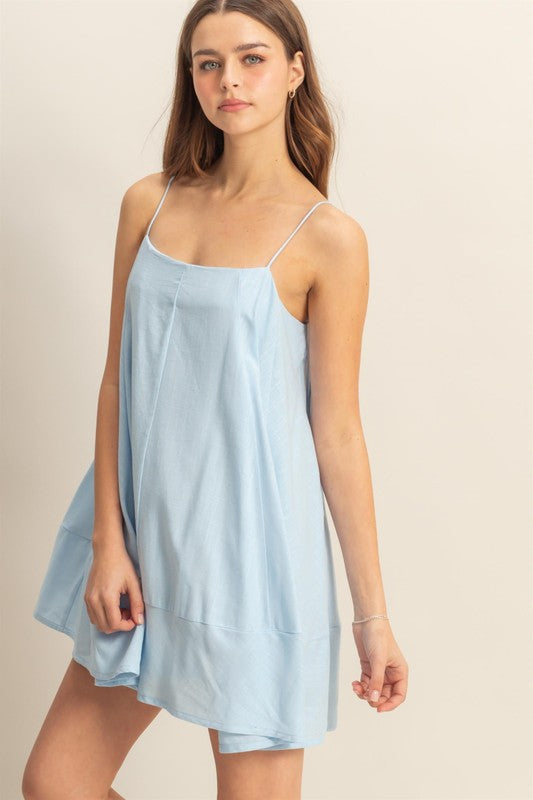 Robe mini-caraco fluide trapèze avec poches – Chic, enjouée et pratique pour un look estival décontracté avec son design fluide et ses poches pratiques