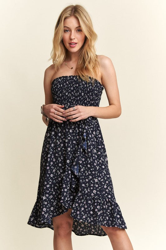 Robe bustier fleurie smockée avec poches pour l'été – Robe bustier fleurie féminine et fluide avec corsage smocké et poches pratiques pour un look élégant et fonctionnel