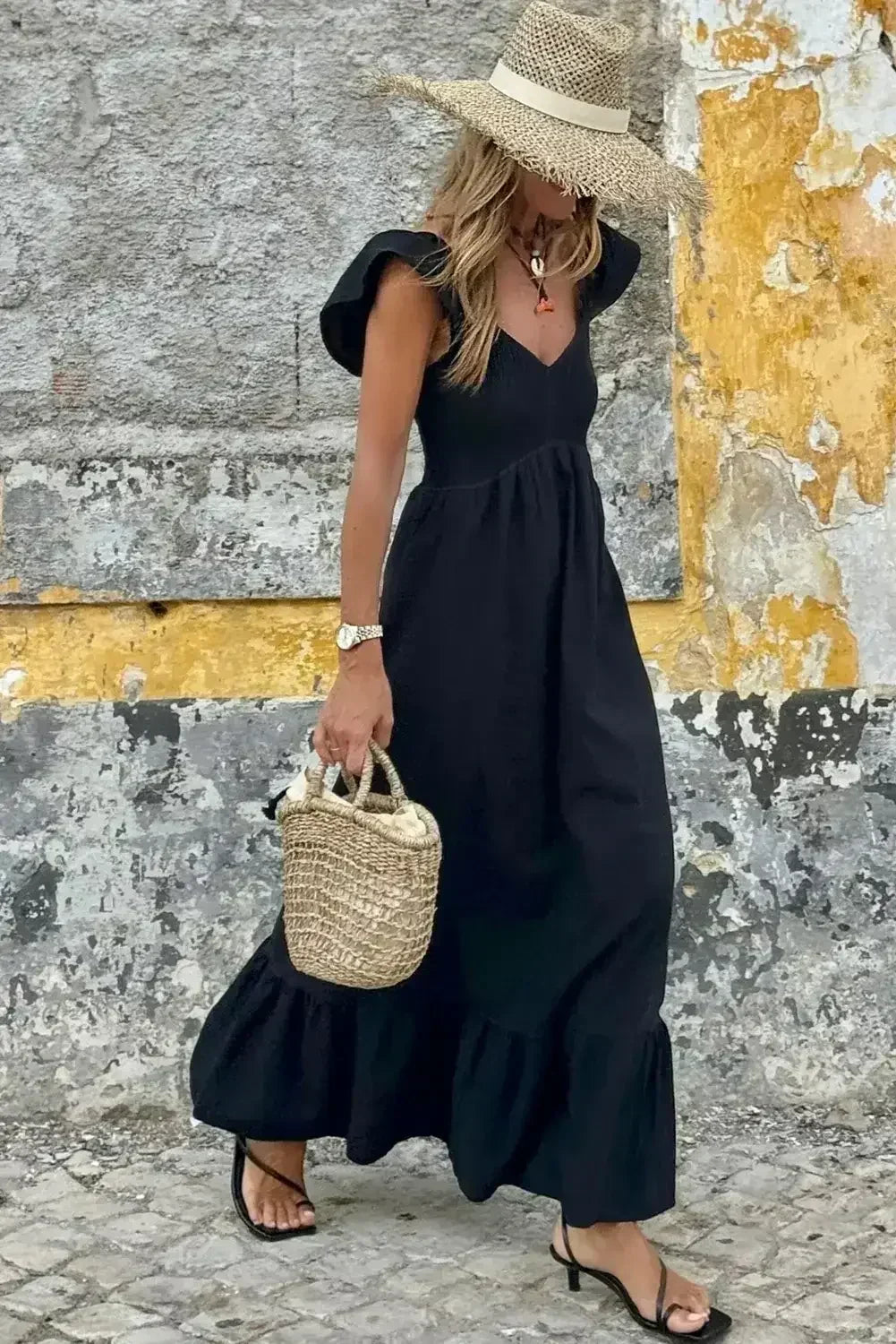 Robe longue noire à volants, col en V, taille haute et buste smocké