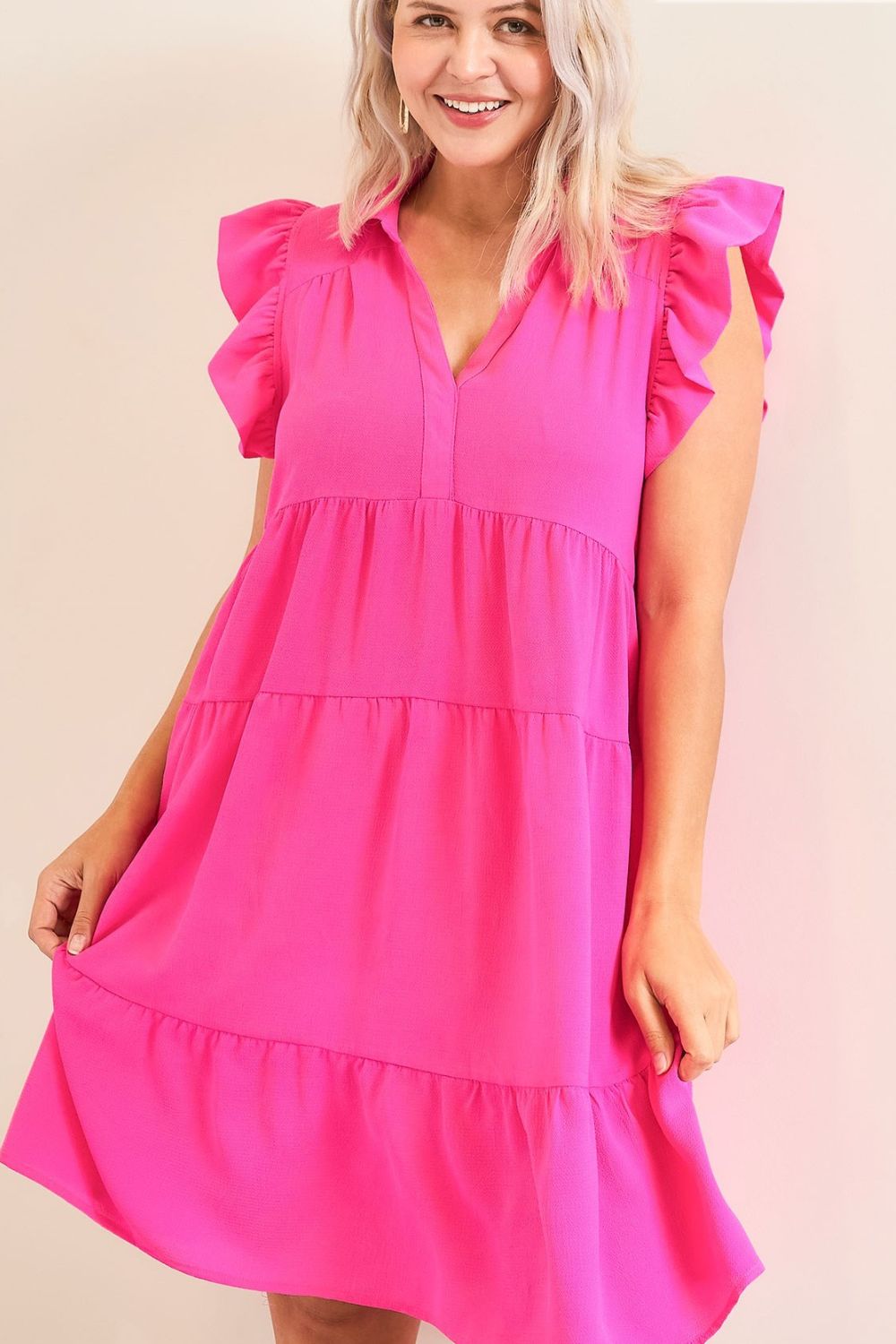 Robe rose grande taille à volants avec manches courtes et élégante, de conception classique et intemporelle