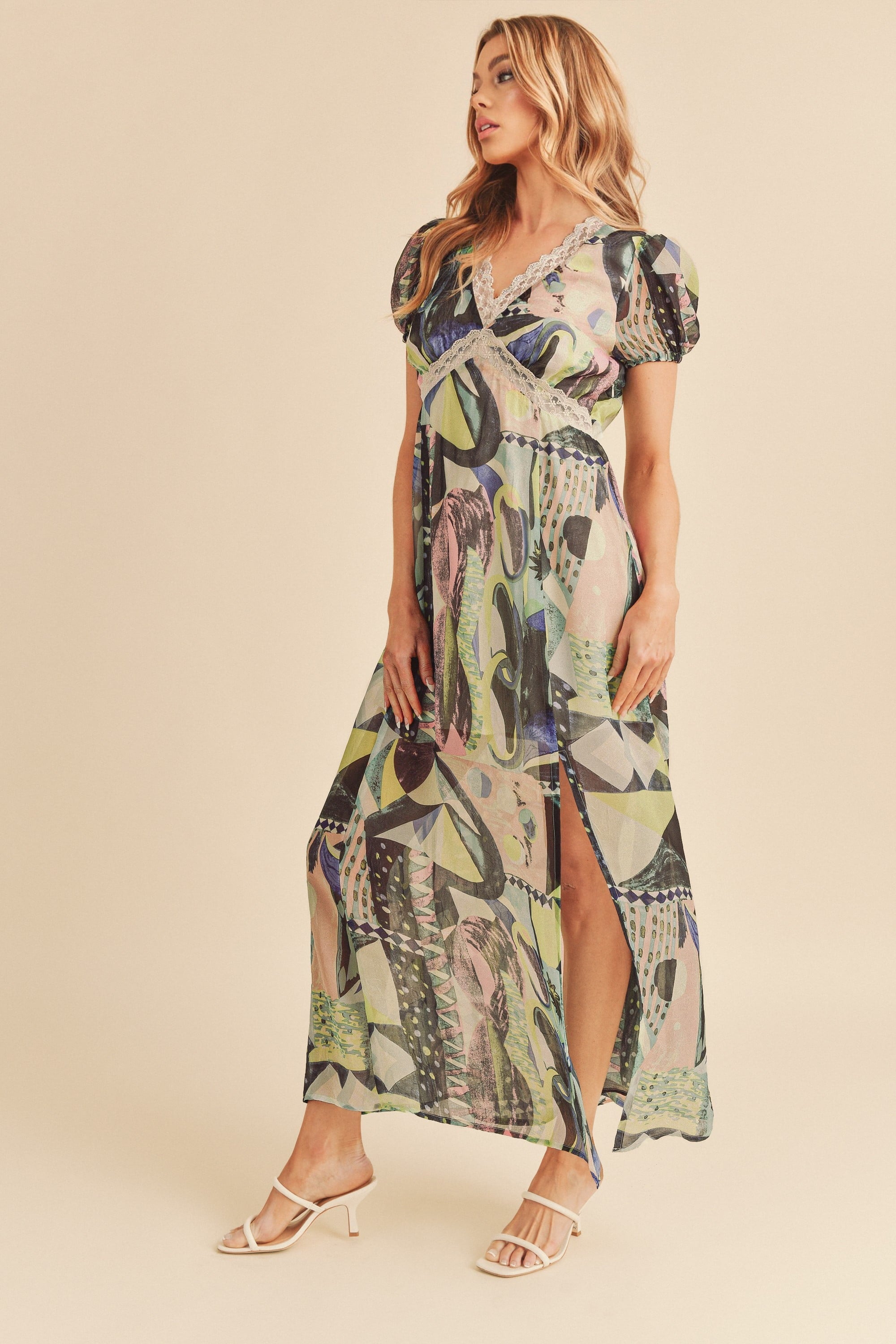 Robe longue confortable à manches courtes avec imprimé géométrique et fente, ornée de dentelle, pour femme, dentelle élégante, fente séduisante, imprimé géométrique sophistiqué pour occasions décontractées et habillées