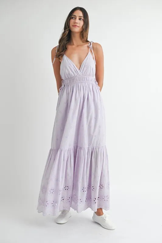 Robe longue en dentelle œillet avec détails de bretelles latérales – Robe longue en dentelle œillet élégante et fluide, design moderne avec bretelles latérales, robe longue d'été formelle, robe de soirée sophistiquée