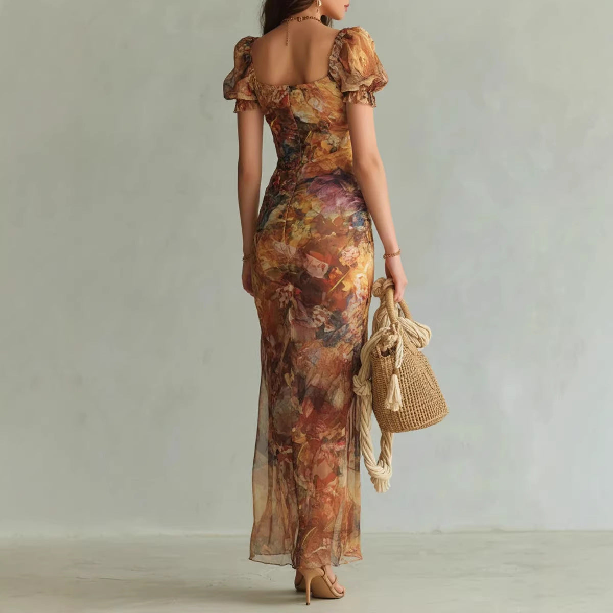 Robe longue orange avec décolleté en V, taille cintrée et ourlet à volants – Coupe moulante