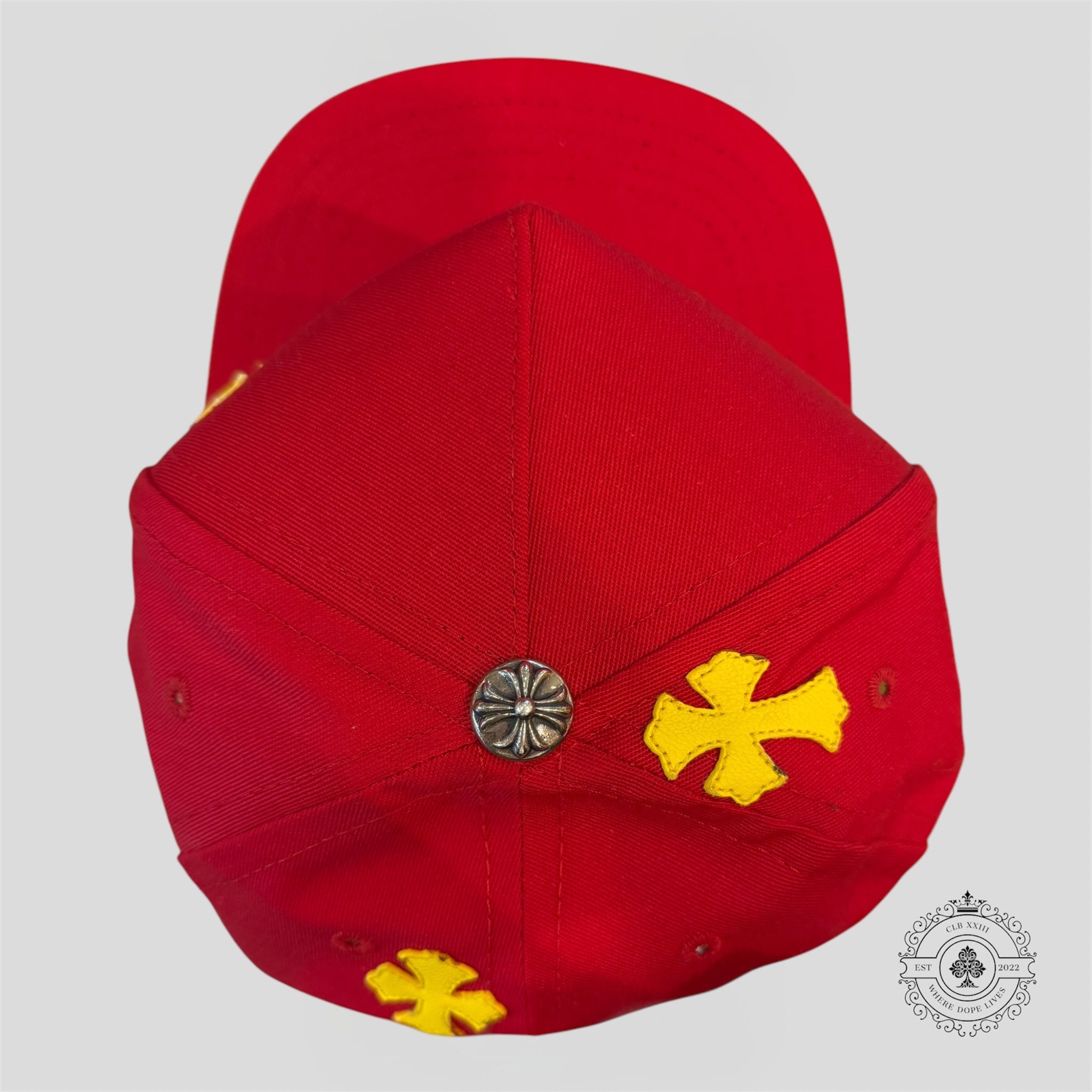 Casquette Chrome Hearts à croix brodées rouge et jaune