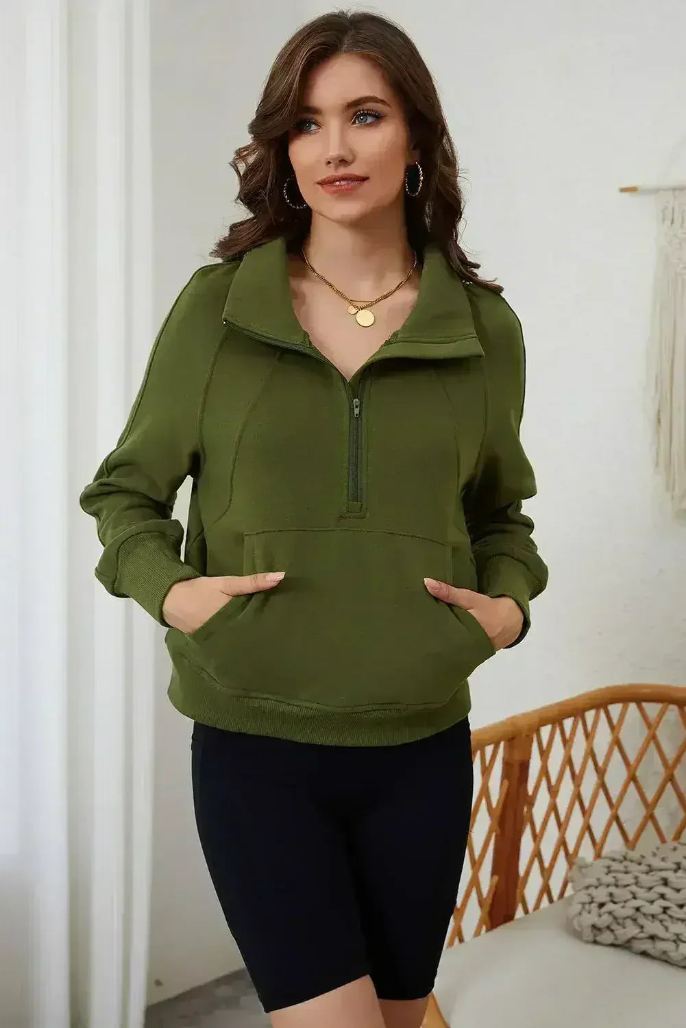 Sweat-shirt à col montant zippé quart, couleur vert mousse, avec poche kangourou