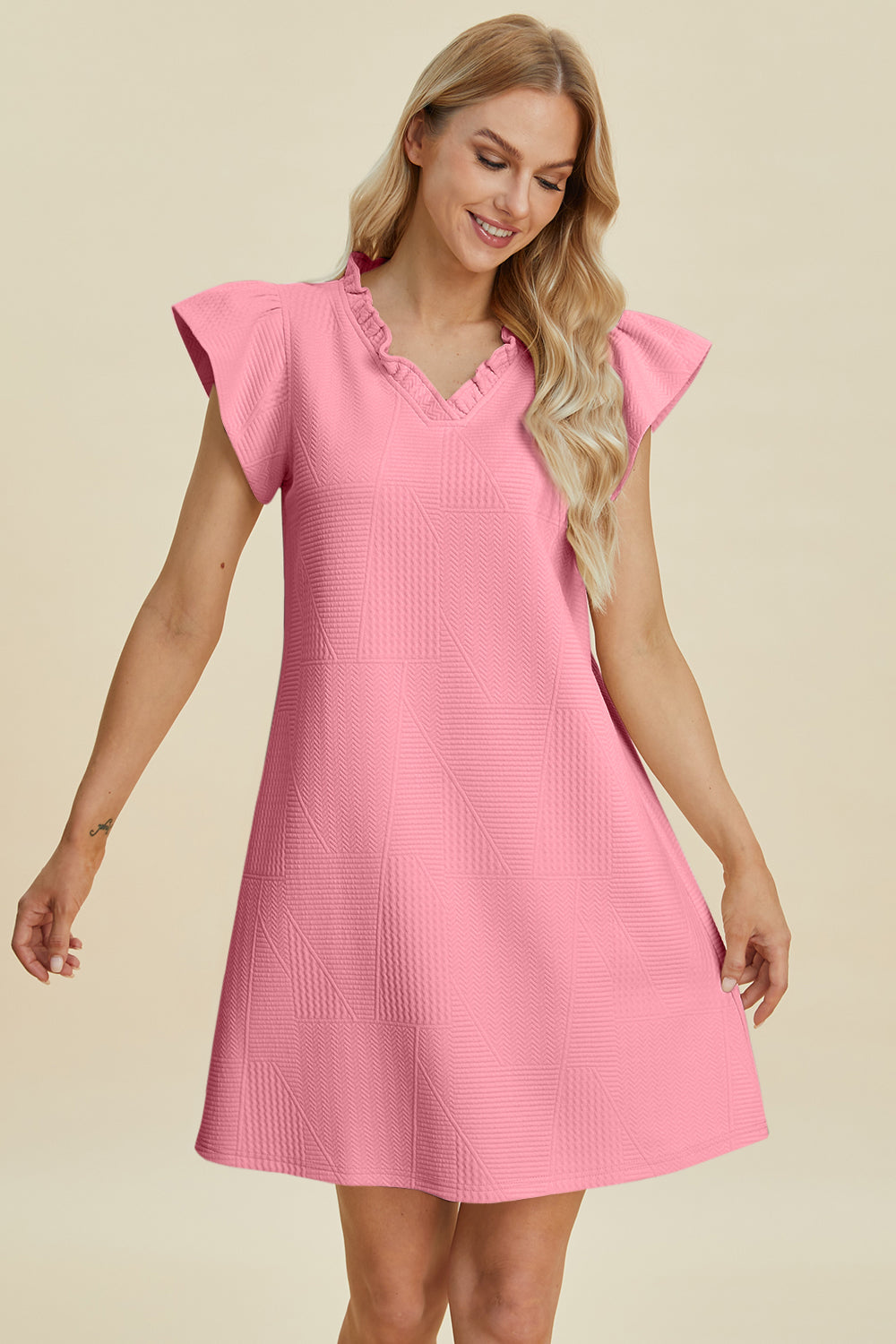 Robe à volants en V à manches courtes grande taille Double Take – Robe à col en V à volants, Robe à manches courtes, Robe élégante à volants, Robe flatteuse à col en V, Robe grande taille élégante, Robe confortable à volants, Robe chic à manches courtes