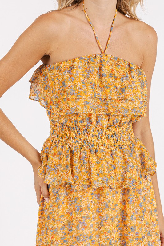 Robe longue fleurie à col bénitier, froncée et volantée – Robe longue fleurie élégante et féminine avec taille smockée et détails volantés