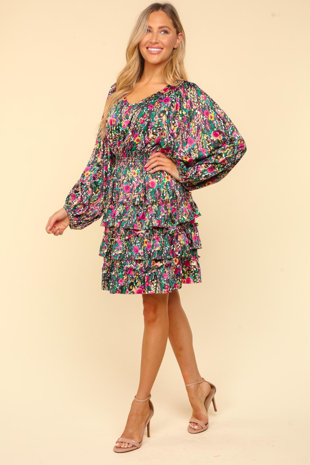 Robe satinée florale superposée à col en V – Robe florale en satin, Robe superposée à col en V, Robe florale élégante, Robe fluide en satin, Robe de soirée d'été