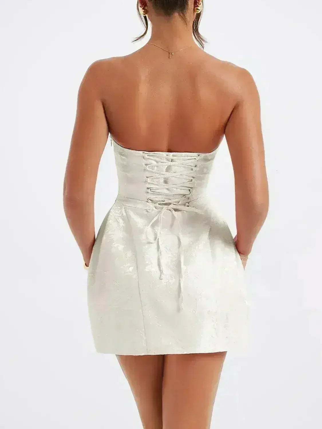 Mini-robe en satin sans manches à lacets avec nœud