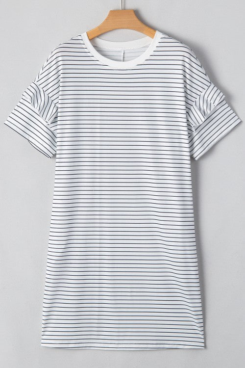 Robe courte blanche à rayures, col rond, manches courtes, pour un look décontracté et ludique au quotidien