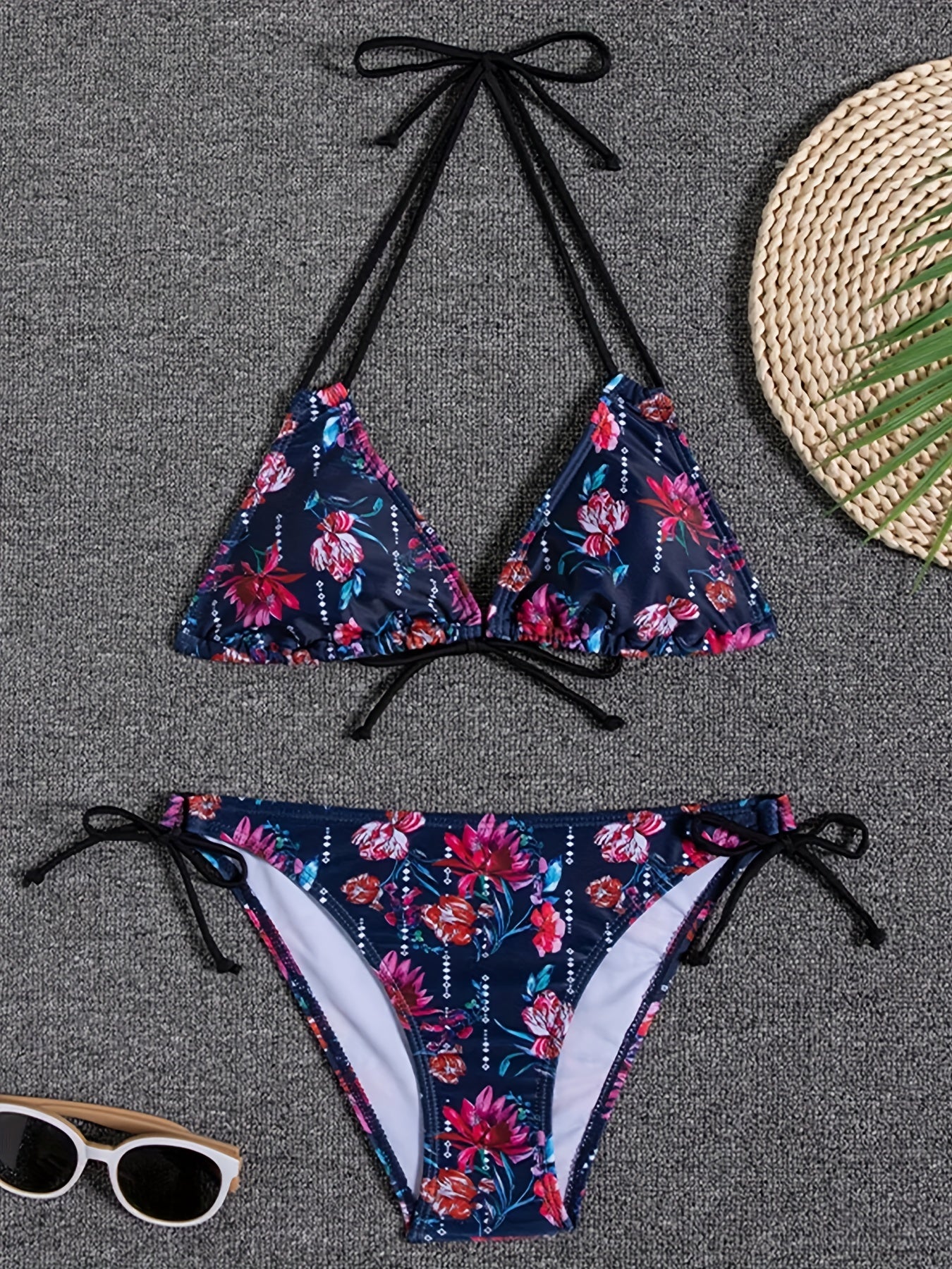 Ensemble Bikini Triangle 2 Pièces Femme Sunset Bloom – Maillot de Bain Vibrant à Imprimé Floral Aléatoire, Dos Nu avec Liens, Bas à Nouer sur les Côtés et Jambes Échancrées – Maillot de Bain Extensible pour Femme pour les Escapades Estivales à la Plage