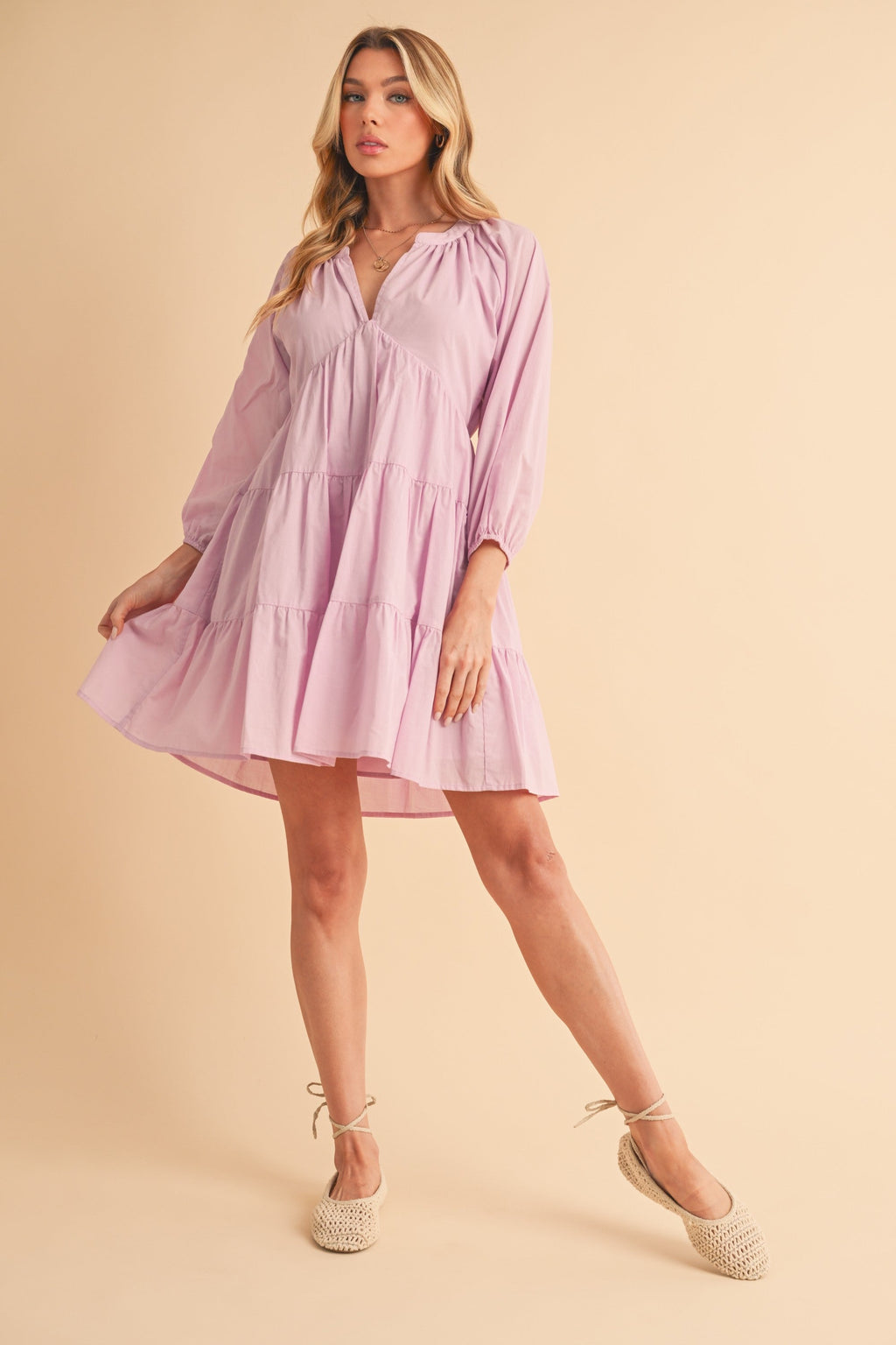 Mini-Robe Étudiée à Manches Ballon et Volants Superposés pour Femme – Un Style Tendance et Chic avec des Manches Ballon Modernes et des Volants Étudiés pour un Look Joueur et Coquet