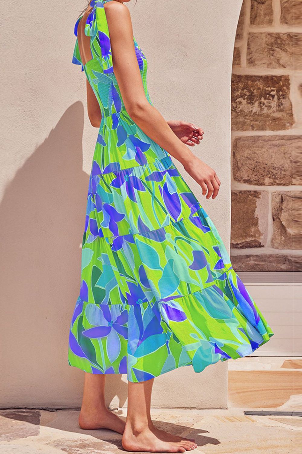 Robe midi longue smockée à fines bretelles et imprimé floral, parfaite pour les vacances et les journées d'été.