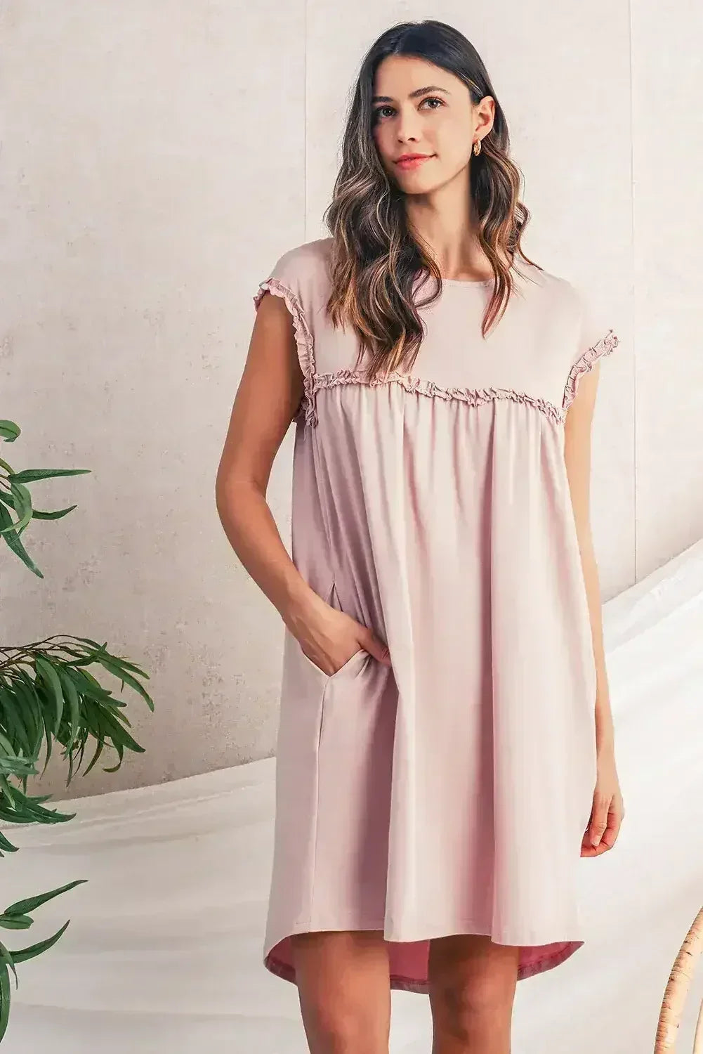 Mini-robe ample col rond à volants couleur avoine