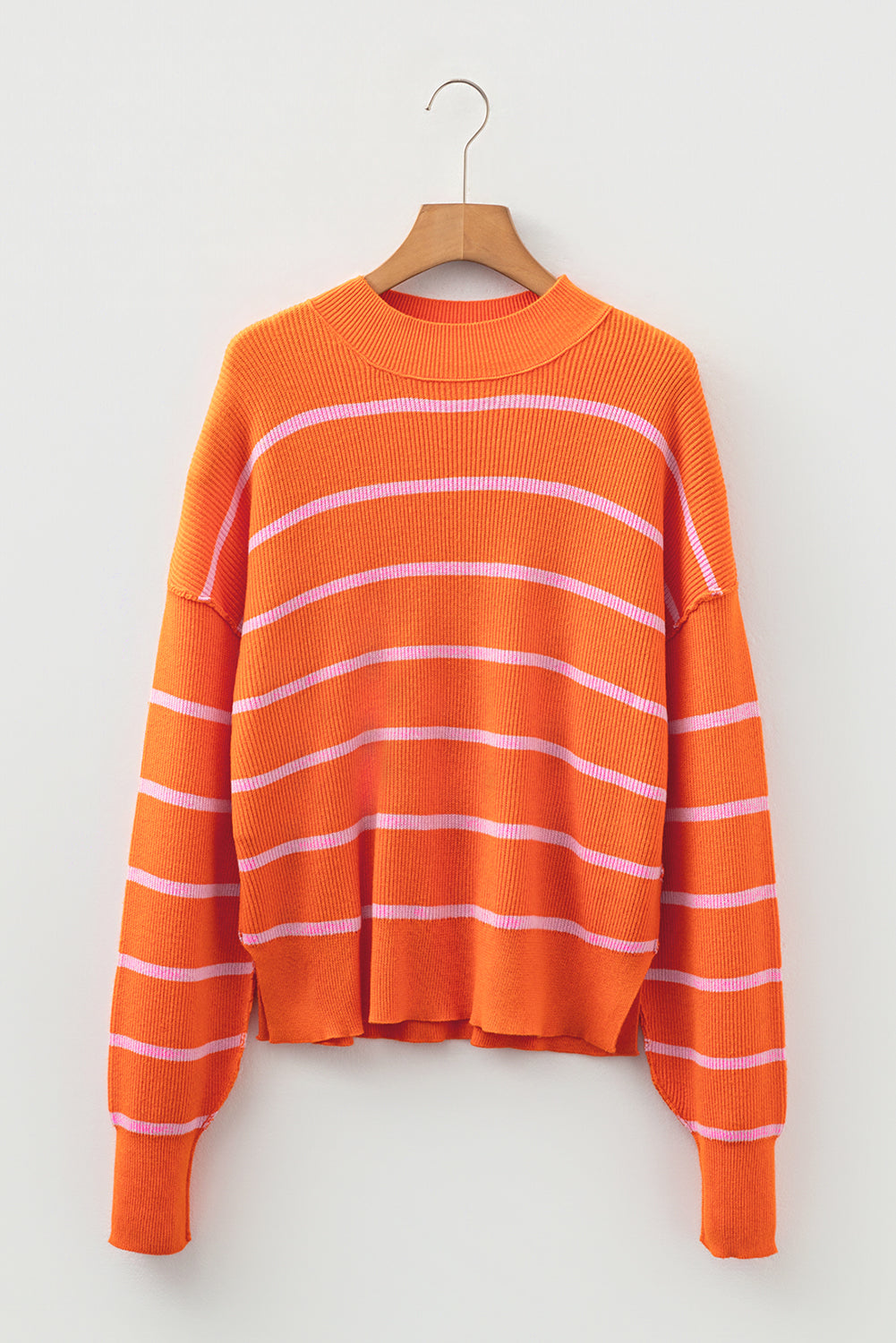Pull en maille côtelée à rayures orange avec col montant, épaules tombantes et coupe carrée