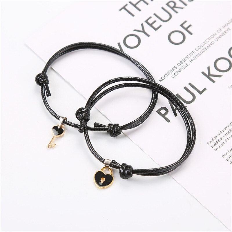 1 paire de bracelets pour couple en alliage, breloque clé et cadenas cœur, bracelet en corde tressée à la main, ensemble de bracelets pendentifs clé et cadenas, bracelet réglable en corde tressée noire avec cadenas et clé cœur pour femme