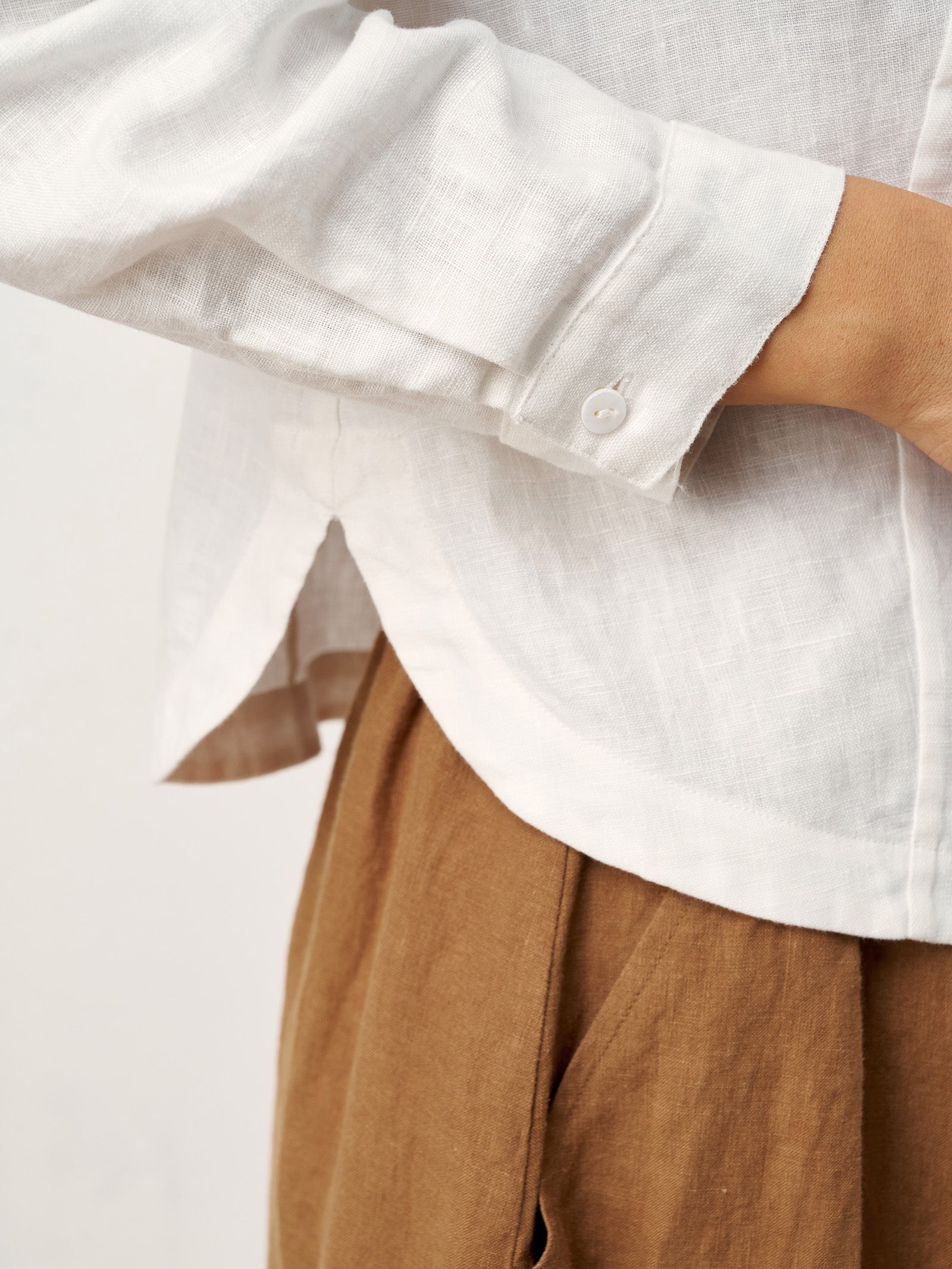 Chemise sur mesure en lin à petit col et ourlet incurvé AVELINE