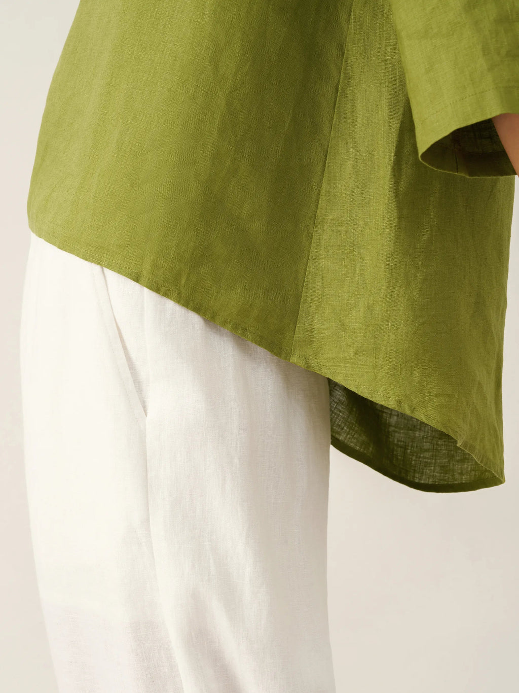 Haut BRIANNA 100 % lin, encolure ronde, ourlet asymétrique