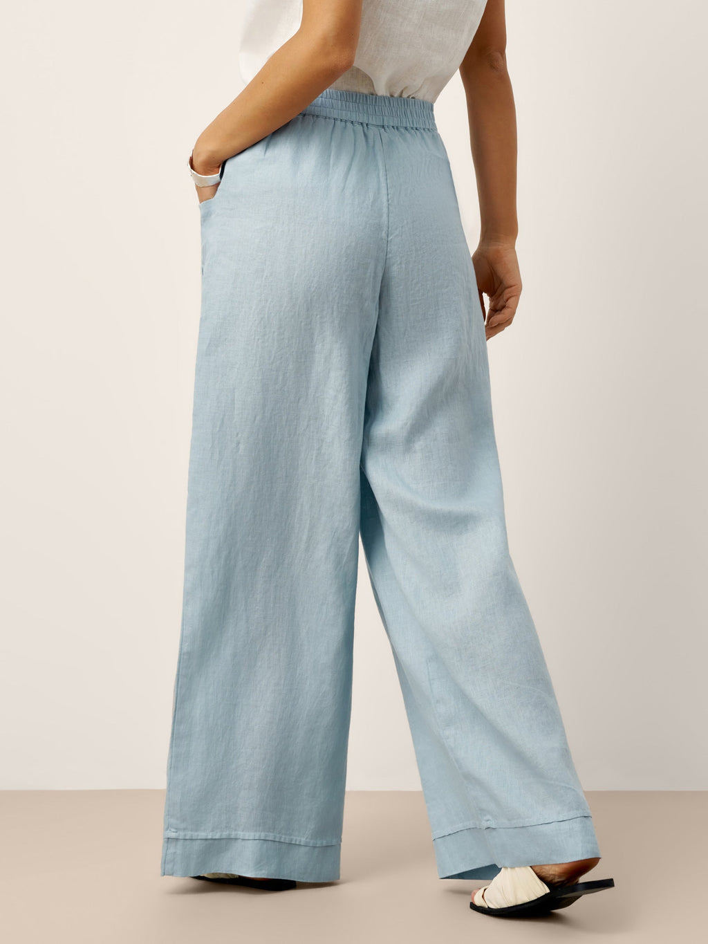 Pantalon VERIDIANA en 100 % lin, plissé sculpté et dos élastiqué, coupe décontractée
